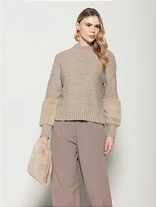 Blusa com gola removível e manga em pele fake