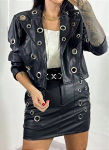 jaqueta preta curta de courino feminina com detalhe em ilhos