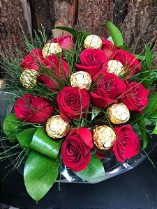 Buquê 12 Rosas Vermelhas + Ferrero Rocher