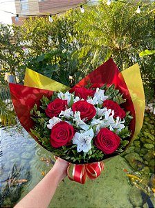 Buquê 6 Rosas Vermelhas Importadas com Alstromélias