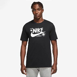 Camiseta Nike Sportswear Club AOP Masculina Swoosh Gráficos