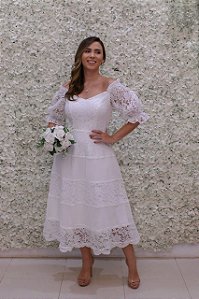 VESTIDO MIDI BRANCO EM CAMADAS DE RENDA E TULE MANGUINHA BUFANTE