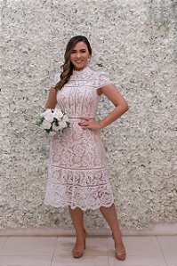 VESTIDO MIDI BRANCO EM RENDA VAZADA FORRO NUDE GOLA ALTA COM MANGUINHA