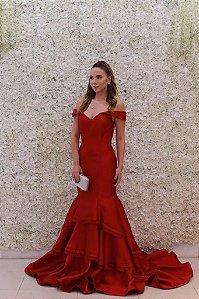 VESTIDO LONGO OMBRO A OMBRO MARSALA SEREIA COM SAIA EM CAMADAS