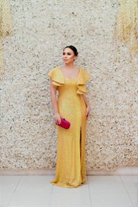 VESTIDO LONGO EM PAETÊ AMARELO FÁTIMA SCOFIELD MANGA BABADOS E FENDA