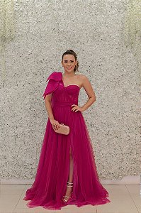 VESTIDO FUCSIA EM TULE OMBRO ÚNICO COM DETALHE DE LAÇO