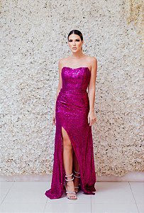 VESTIDO LONGO EM PAETÊ FUCSIA COM DETALHE DRAPEADO E FENDA