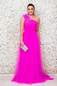 VESTIDO PINK EM TULE OMBRO UNICO COM DETALHE DE PLUMAS E BUSTO DRAPEADO