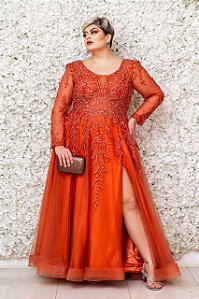 VESTIDO TERRACOTA PLUS SIZE BUSTO E MANGAS BORDADAS COM FENDA