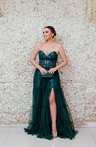 VESTIDO VERDE ESMERALDA EM TULE BUSTO BORDADO MAGUINHA OMBRO A OMBRO E ALCINHA FINA