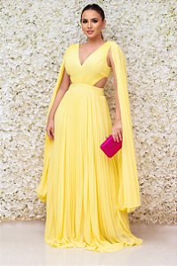 VESTIDO LONGO AMARELO PLISSADO COM RECORTE LATERAL E CAPA