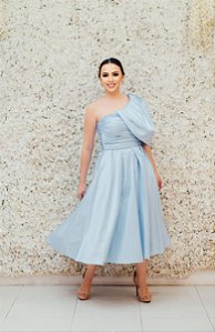 VESTIDO AZUL BEBÊ MIDI MANGA OMBRO ÚNICO BUSTO DRAPEADO