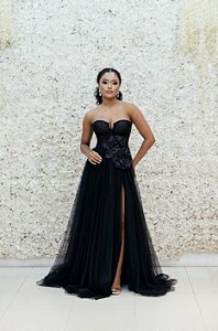 VESTIDO PRETO TOMARA QUE CAIA BUSTO BORDADO COM APLICAÇÃO DE FLORES NA CINTURA  E SAIA EM TULE