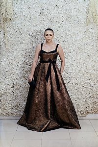 VESTIDO DOURADO JACQUARD METALIZADO PRINCESA COM DETALHE PRETO NA ALÇA