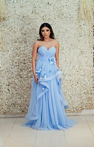 VESTIDO TOMARA QUE CAIA EM TULE AZUL BEBÊ  BUSTO DRAPEADO SAIA COM APLICAÇÃO DE FLORES