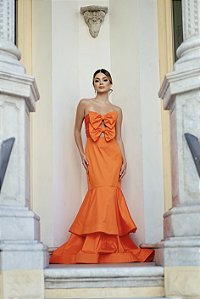 VESTIDO TAFETÁ LARANJA TOMARA QUE CAIA SEREIA BUSTO DRAPEADO COM DOIS LAÇOS SAIA SEREIA EM CAMADAS