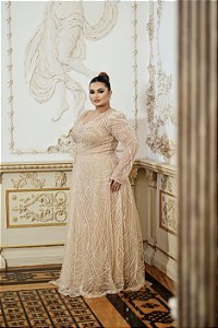 VESTIDO NY NUDE/ DOURADO MANGA LONGA TODO BORDADO EM RISCOS DE VIDRILHO SAIA PRINCESA