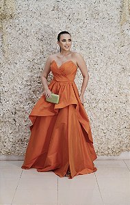 VESTIDO TOMARA QUE CAIA EM TAFETÁ LARANJA BUSTO DRAPEADO COM SAIA CURTA COM DETALHE EM CRINOL