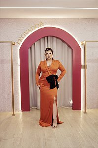 VESTIDO  CREPE TERRACOTA MANGA LOGA COM LAÇO PRETO NA CINTURA