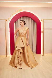 VESTIDO DOURADO EM ZIBELINE OMBRO ÚNICO BUSTO TRABALHADO COM SAIA PRINCESA DETALHES DE FOLHO BABADO E CINTO FIVELA OVAL