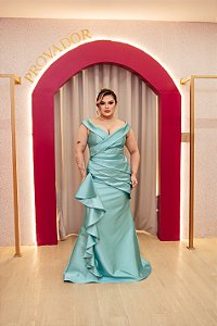 VESTIDO EM ZIBELINE AZUL TIFFANY SEREIA OMBRO A OMBRO COM PREGAS DIAGONAIS NA SAIA E BABADO