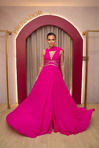 VESTIDO PINK FLUIDO OMBRO CAPA MUSSELINE TOQUE DE SEDA COM DETALHE BORDADO PINK E PRATA BUSTO DRAPEADO SAIA FLUIDA