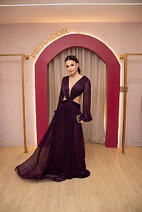 VESTIDO LUREX PLISSADO ROXO COM FIOS METALIZADO MANGA LONGA RECORTE LATERAL
