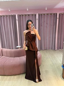 VESTIDO TOMARA QUE CAIA MARROM/ MOCHA MOUSSE EM CREPE COM DETALHE EM CETIM DE SEDA