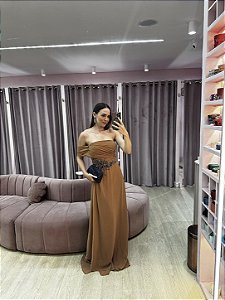 VESTIDO MUSSELINE TOQUE DE SEDA TOMARA QUE CAIA MOCHA MOUSSE/MARROM COM DETALHE BORDADO