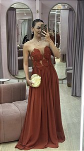 VESTIDO TOMARA QUE CAIA TERRACOTA MUSSELINE TOQUE DE SEDA COM BUSTO EM TULE E APLICAÇÃO DE FOLHAS