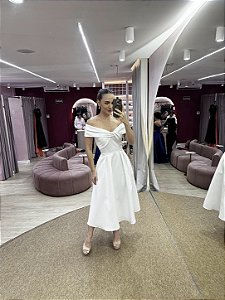VESTIDO MIDI BRANCO EM CREPE OMBRO A OMBRO SAIA PRINCESA COM CINTO FIVELA PEQUENA