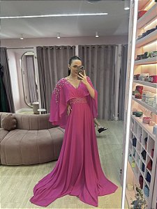 VESTIDO PINK FLUIDO DECOTE EM V MANGA CAPA COM BORDADO CINTURA E OMBRO