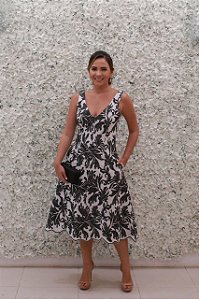 VESTIDO MIDI FLORAL PRETO E BRANCO