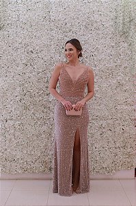 VESTIDO ROSÊ NY COM PEROLAS NO BUSTO E FENDA TODO EM PEDRARIA