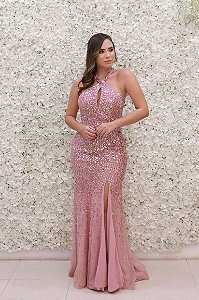 VESTIDO ROSA CLARO TODO EM PEDRARIA COM FENDA E GOLA ALTA