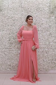 VESTIDO DECOTE RETO SALMÃO CORAL COM MANGAS COMPRIDAS FENDA FLUIDO