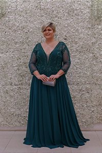 VESTIDO VERDE MUSGO MANGAS COMPRIDAS COM BUSTO TODO BORDADO E SAIA FLUIDA FENDA