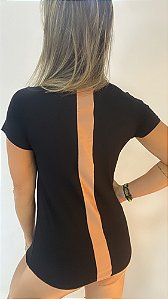 Camiseta Preta Feminina Confidential / Manga Curta / Detalhe nas Costas