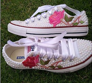 TÊNIS ALL STAR COM PÉROLAS E APLICAÇÃO FLORAL CADARÇO DE CETIM K C7SY4KCBY - vendemos varejo e atacado, produzimos também sob medida o modelo que você escolher.