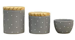 KIT HIGIENE CINZA COM POA BRANCO E TAMPA DE MADEIRA CRUA-EN