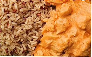 Strogonoff de carne com arroz branco e batata soute