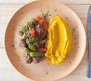 Picadinho de carne com legumes e purê de abóbora