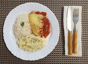 Parmegiana de frango com arroz branco e pure de batata