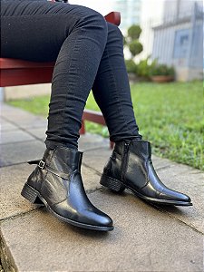 Bota Preta Couro Detalhe De Fivela Lucia