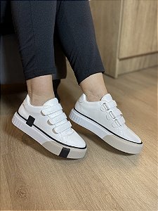 Tênis Branco Com Detalhe Preto Isa