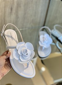 Sandália Rasteira Branca Detalhe Flor Safira