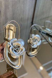 Sandália Rasteira Dourada Detalhe Flor Safira