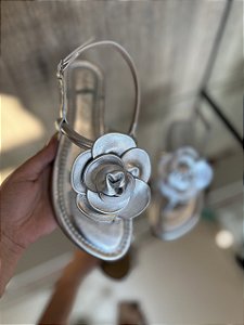 Sandália Rasteira Prata Detalhe Flor Safira