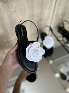 Sandália Rasteira Preta/Branca Detalhe Flor Safira