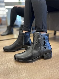 Bota Couro Preta Detalhe Metal Luciana